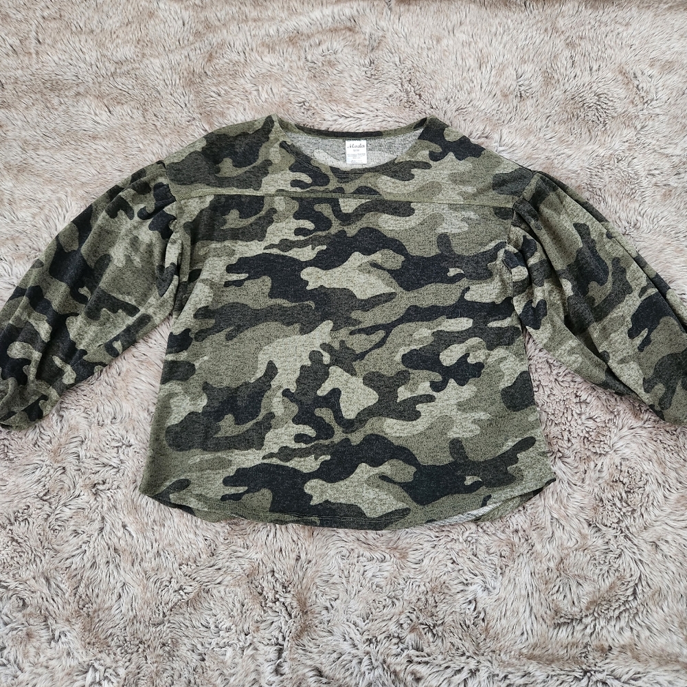 Moda Green Camouflage Balloon Sleeve Top Size Medium